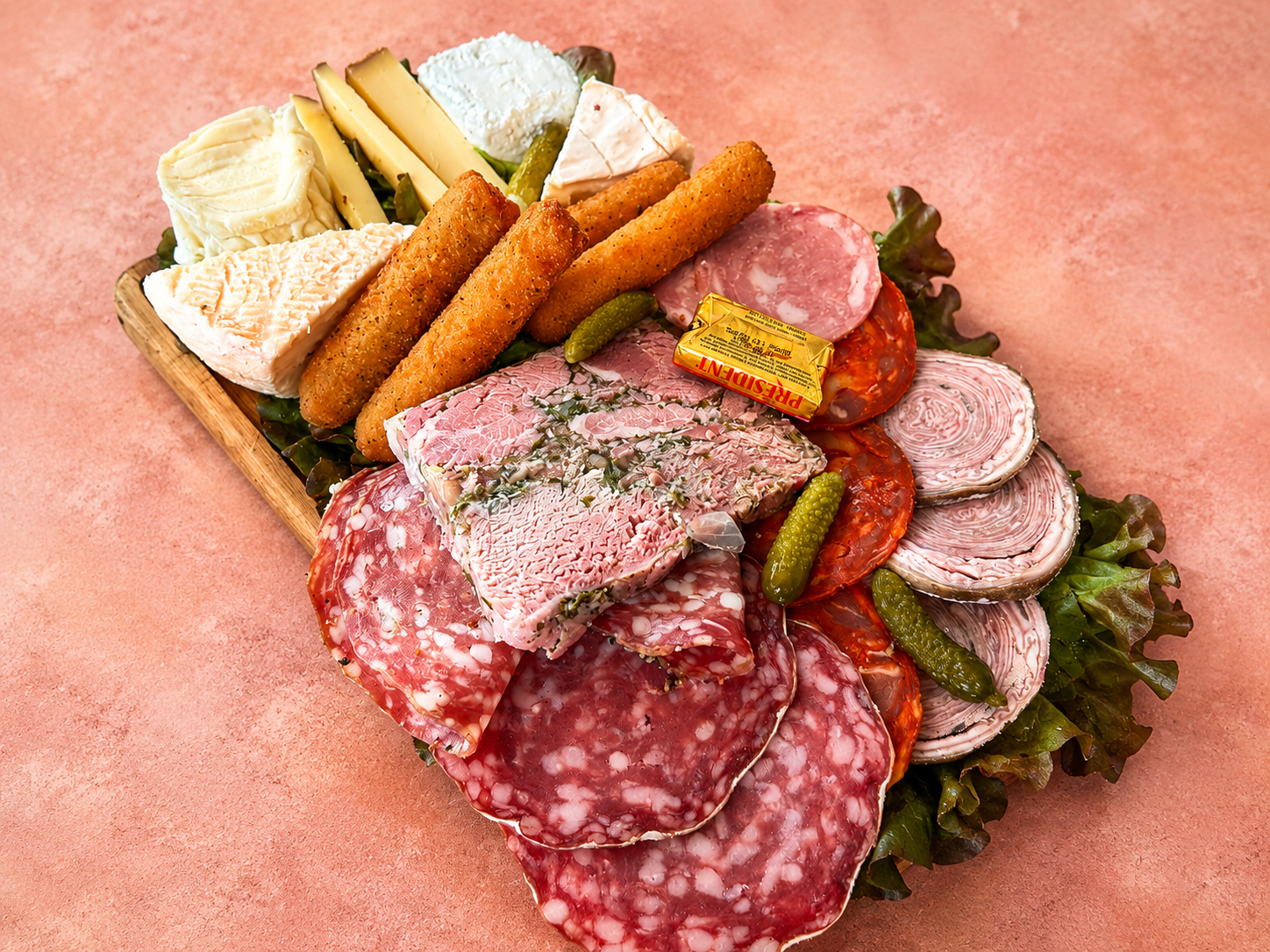 Planche gourmande, charcuterie et fromage selon arrivage