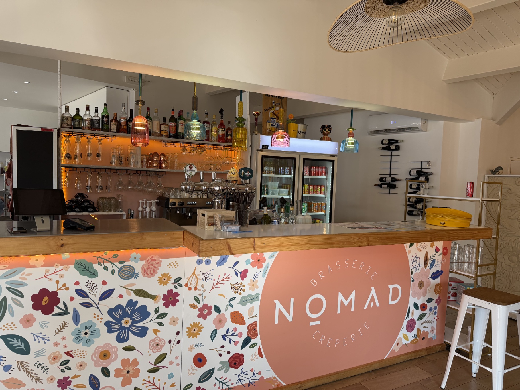 Le bar du Nomad et son comptoir fleuri