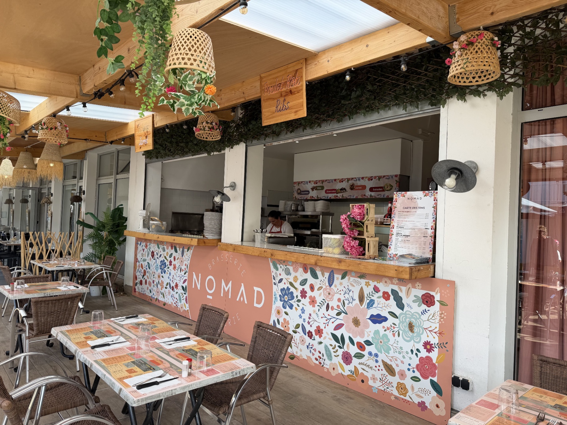 La terrasse sous la pergola, suspensions en rotin